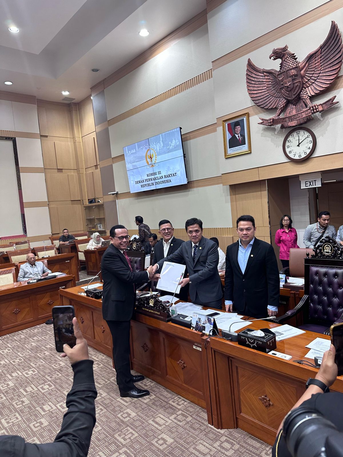 Senin, 24 Maret 2025, Komisi III DPR RI Menyetujui Usul Peradi SAI: Advokat Punya Hak Imunitas dimasukkan dalam Rancangan Kitab Undang-Undang Hukum Acara Pidana.