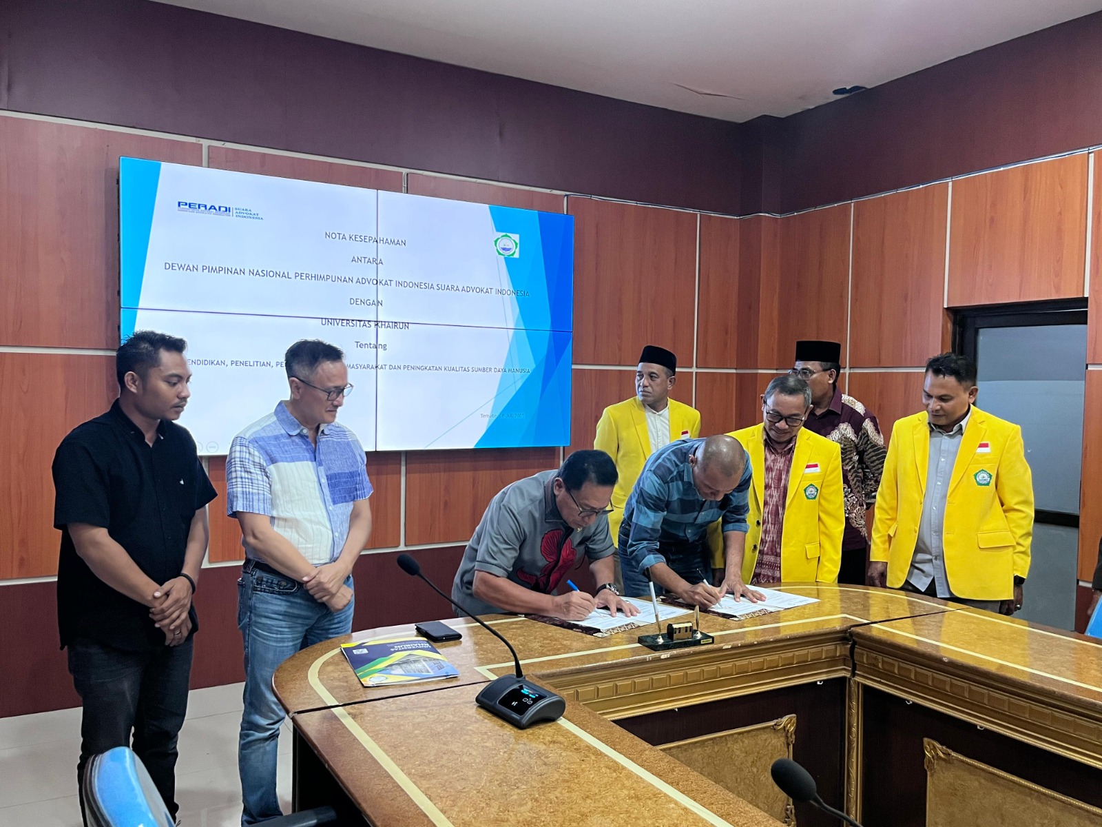 Jumat, 08 Agustus 2025, secara resmi Ketua Umum DPN PERADI SAI (Harry Ponto, S.H., LL.M) dan menandatangani MoU terkait Pendidikan, Penelitian, Pengabdian kepada Masyarakat dan Peningkatan kualitas SDM dengan Rektor Universitas Khairun Ternate dan Dalam agenda tersebut dilanjutkan dengan Penandatanganan Kerja Sama pelaksanaan Pendidikan Khusus Profesi Advokat (PKPA). antara DPC PERADI SAI Halmahera Utara dengan Dekan Fakultas Hukum Unkhair.